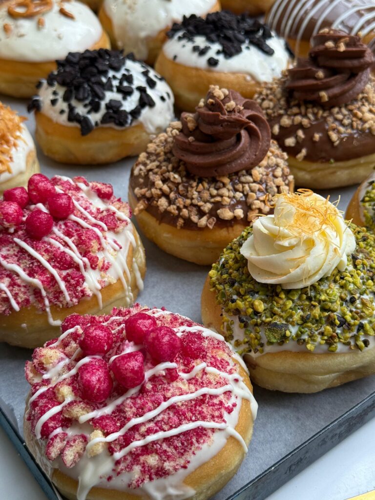 הטעם של חנוכה ביהוד–מונוסון: מסע בין קונדיטוריות שמבינות מהי מצוינות אמיתית של סופגניות